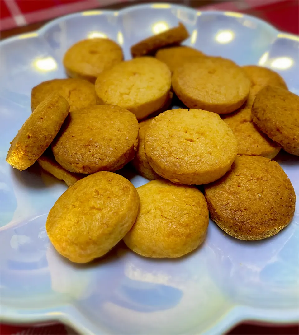 小学校が代休でお休みなので、娘と一緒にクッキー作り🍪👧🏻甜菜糖を控えめに入れた優しいサクサククッキー♡食べ過ぎちゃう^ ^|けいmamaさん