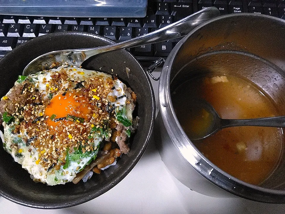 なめ茸と肉そぼろ入りショゴス丼＆オニオンコンソメスープ|darkbaronさん