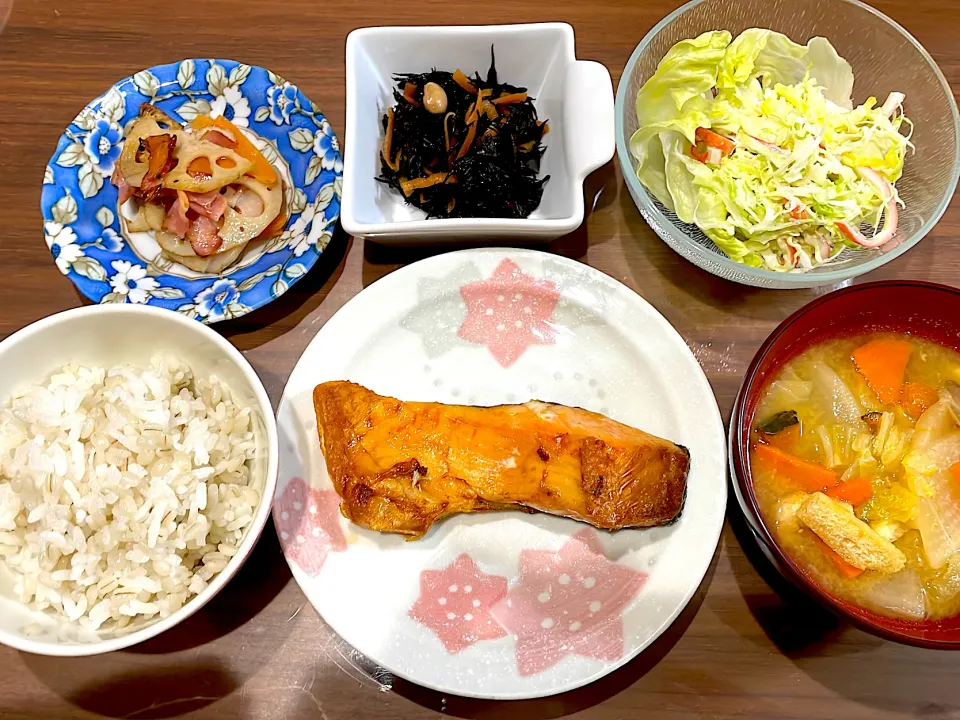 焼き鮭　さつま汁　たくあんとカニかまのコールスロー　ひじきの煮物　蓮根の洋風きんぴら|おさむん17さん