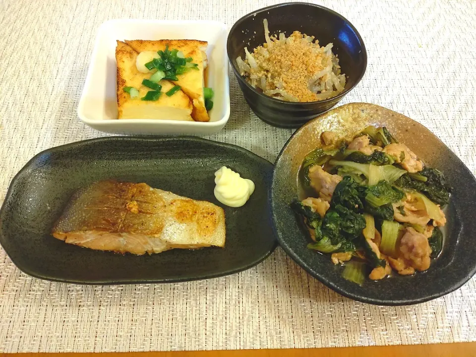 ☆サバのバター焼き
☆豚肉とシロナの煮物
☆モヤシゴマ和え
☆焼き生揚げ|chikakoさん