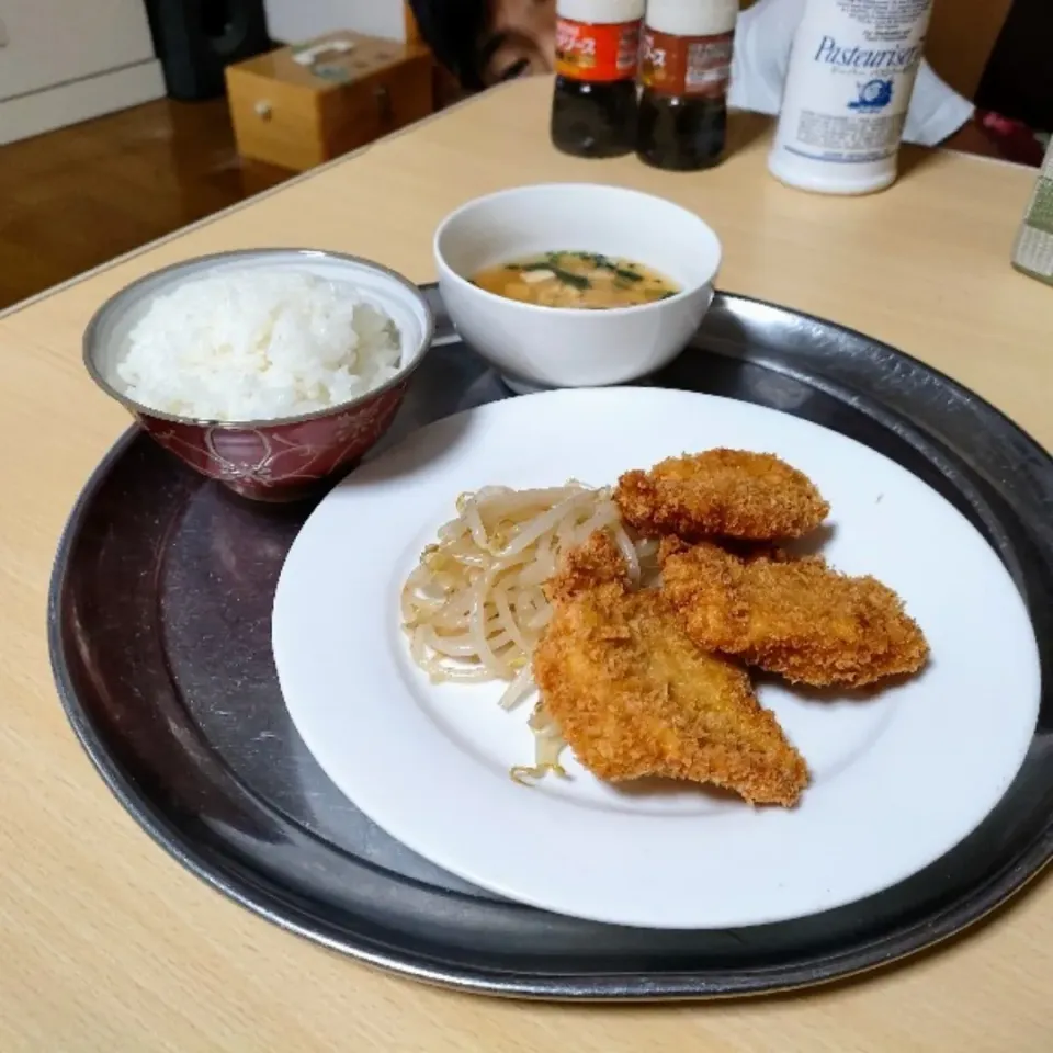 昨日から仕込んでいる超柔らかチキンカツ定食。
汁は和風醤油スープ。|ariyo4200さん