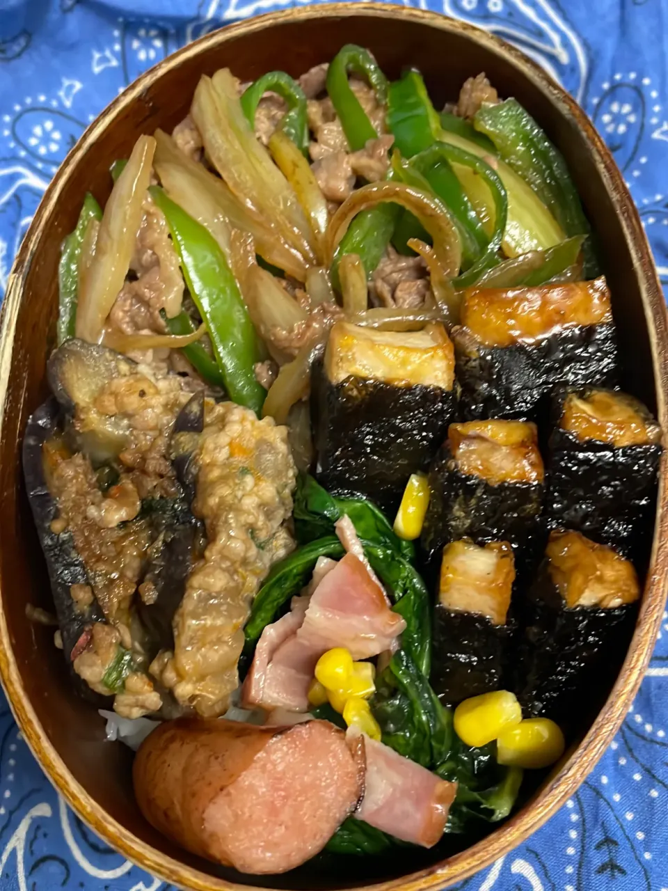 Snapdishの料理写真:牛肉とピーマン玉ねぎ麺つゆ炒め、海苔巻き厚揚げ甘辛味、ほうれん草ベーコンバター炒め、麻婆茄子|ちあぽんさん