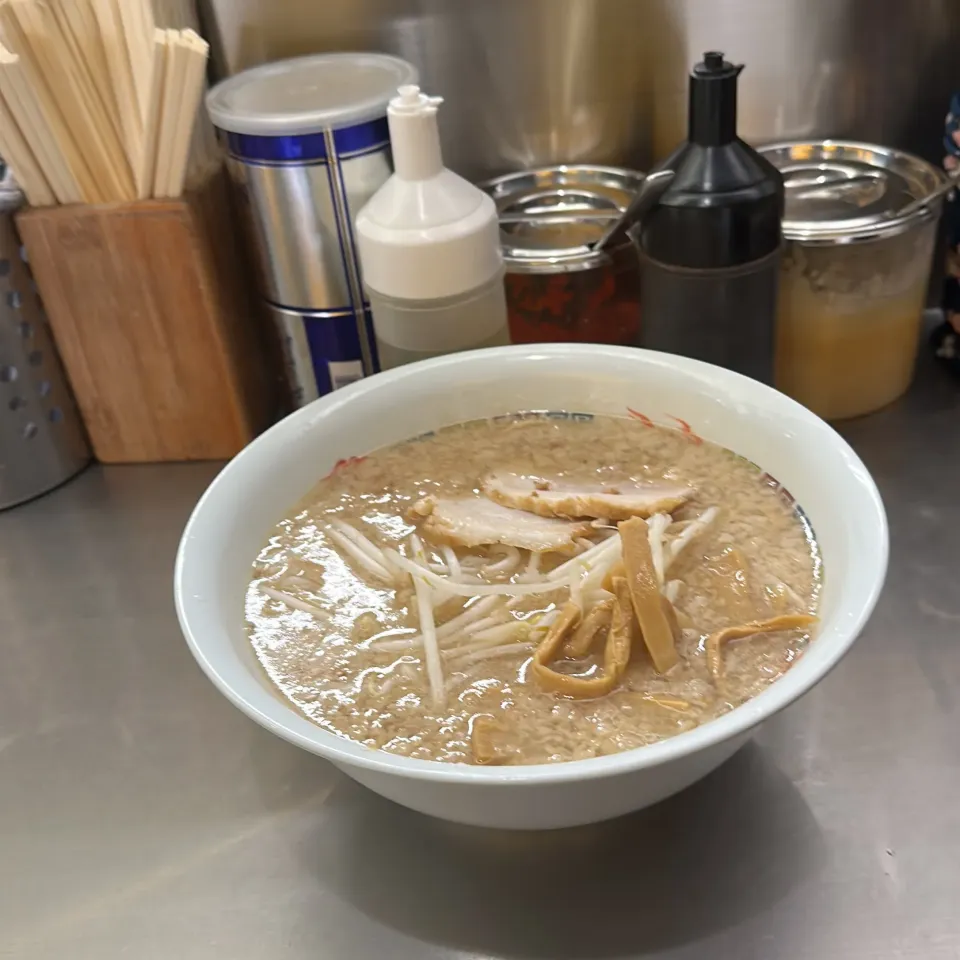 Snapdishの料理写真:＃朝ラー　今日も　＃ホープ軒　＃夜勤明け　で今日も　＃ラーメン　MGMG  寒っ！|Hajime Sakaiさん