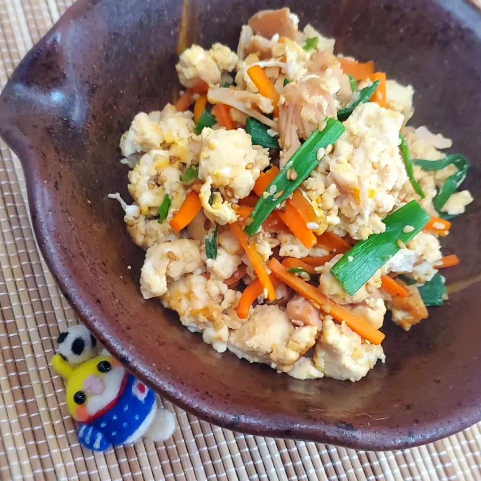 サラダチキンで炒り豆腐(  ˙▿˙　)|まぁさん