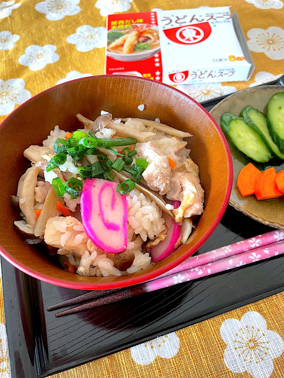 ヒガシマルうどんスープで作る炊き込みご飯と浅漬け✨