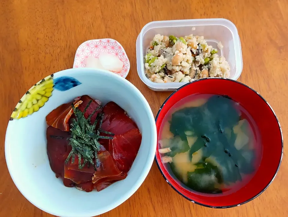 2022 1203　鮪の漬け丼　卯の花　糖しぼり大根　野菜のお味噌汁|いもこ。さん