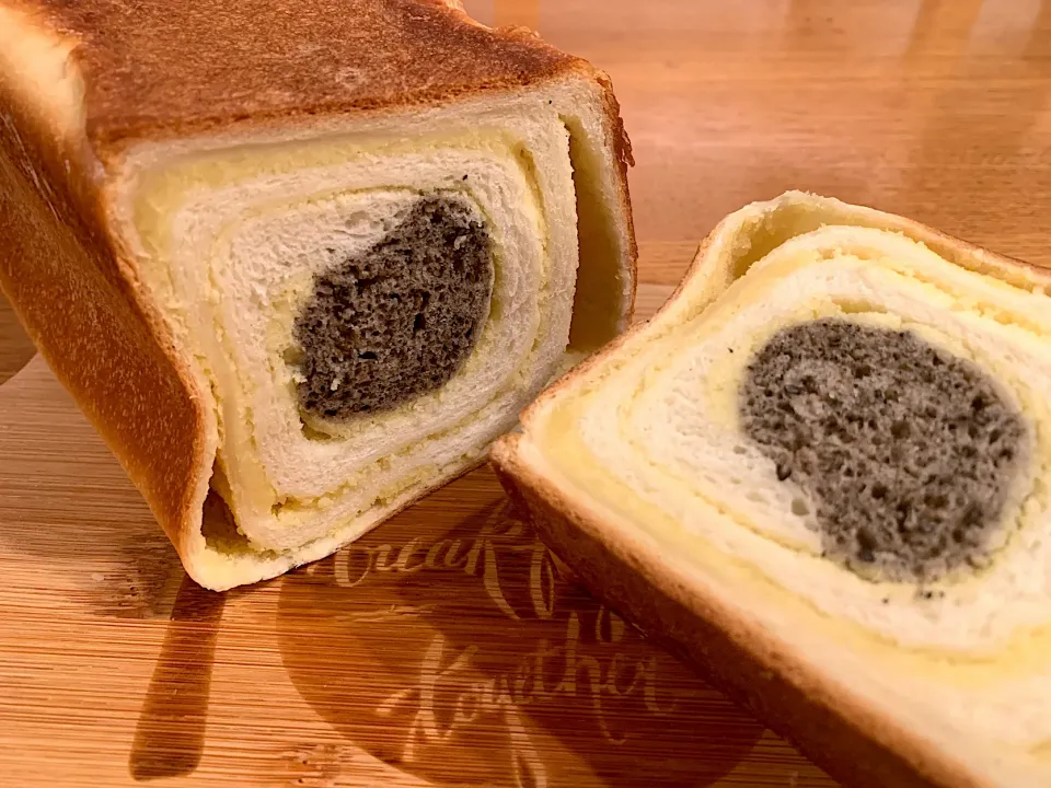 スイートポテト渦巻き食パン🌀【中心に胡麻パン】|いちごさん