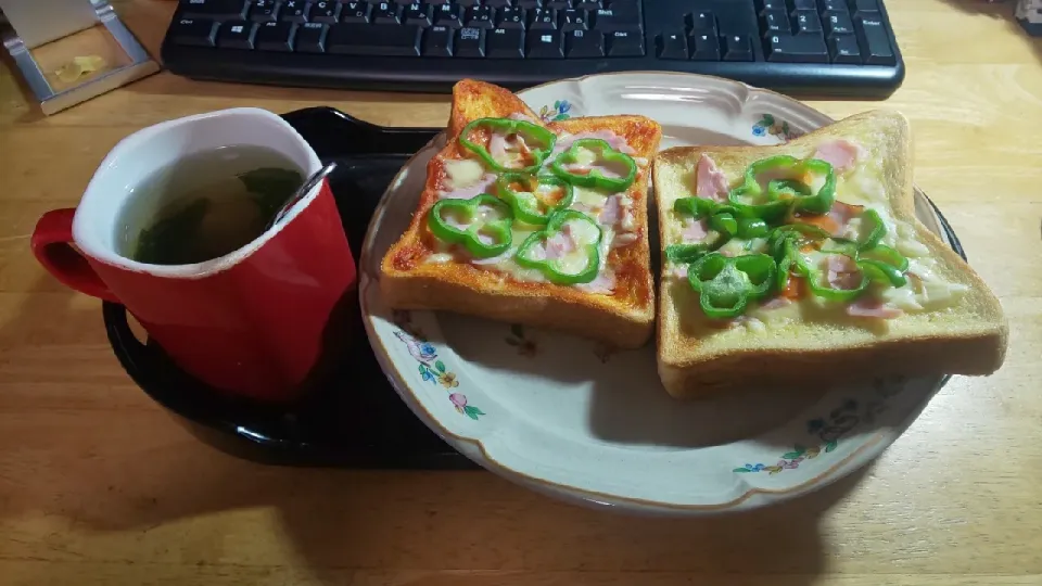 Snapdishの料理写真:ピザトースト二種(朝ご飯)|enarinさん