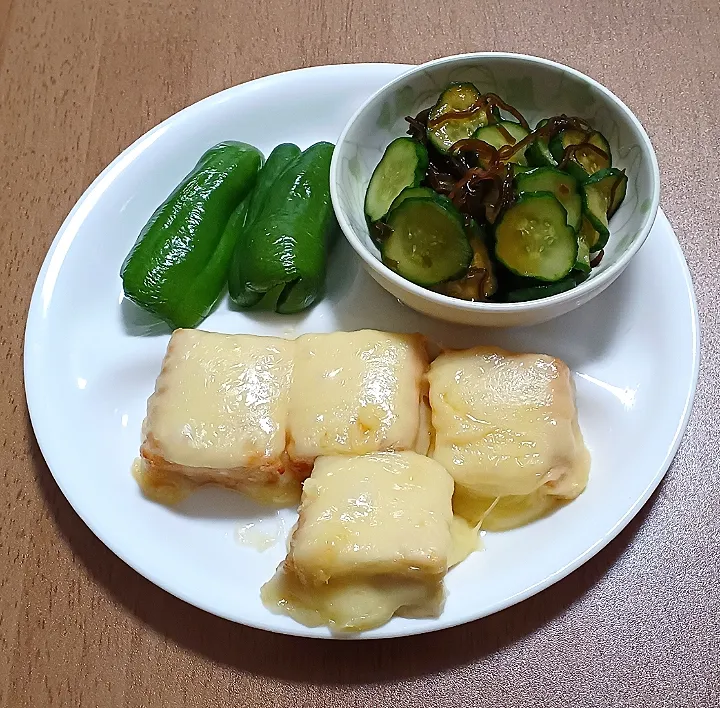 Snapdishの料理写真:厚揚げのチーズ焼き
きゅうりの塩昆布、昆布つゆ浅漬け
ピーマン
ご飯🍚|ナナさん