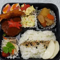 Snapdishの料理写真:ハンバーグとエビフライ弁当😋🍴💕|Rikaさん