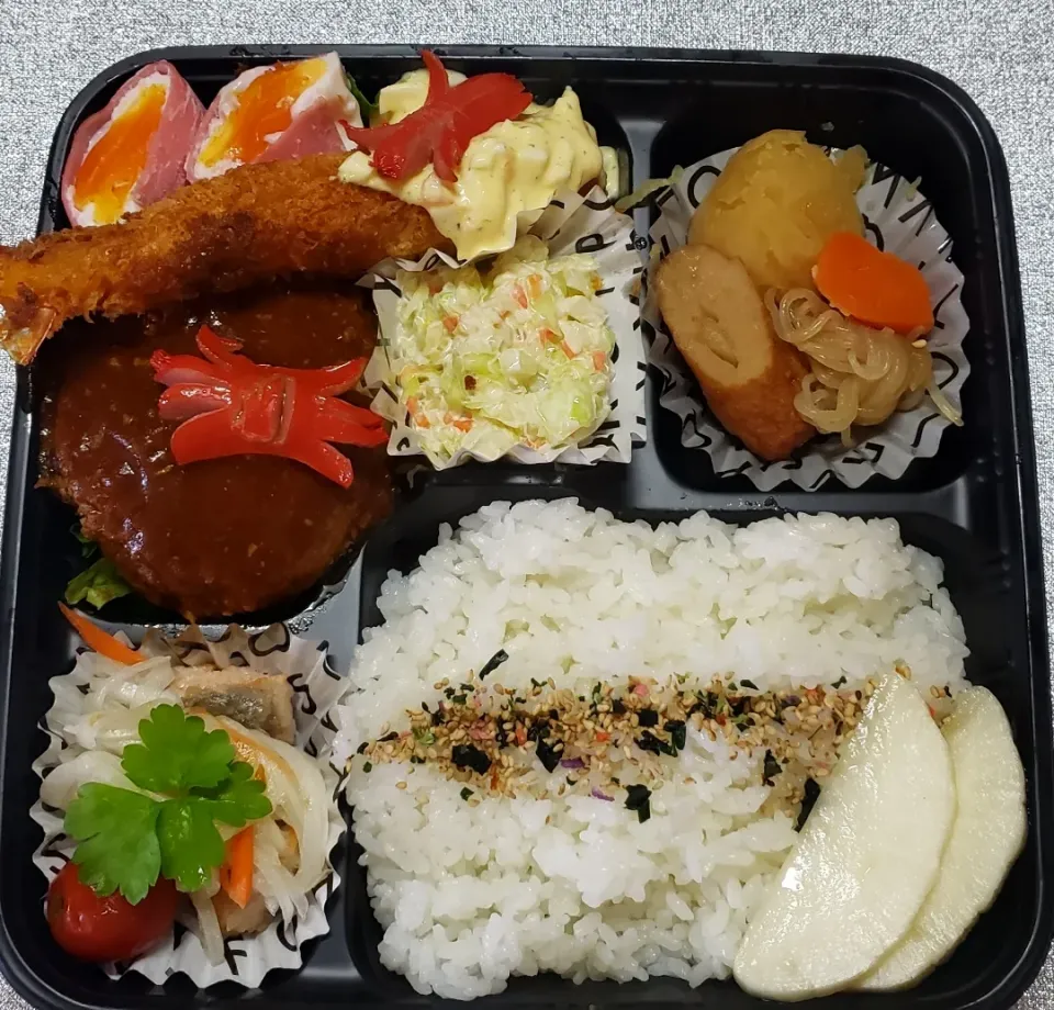 ハンバーグとエビフライ弁当😋🍴💕|Rikaさん