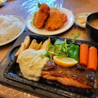 Snapdishの料理写真:サーモンステーキ定食
フライ付き|mochapさん