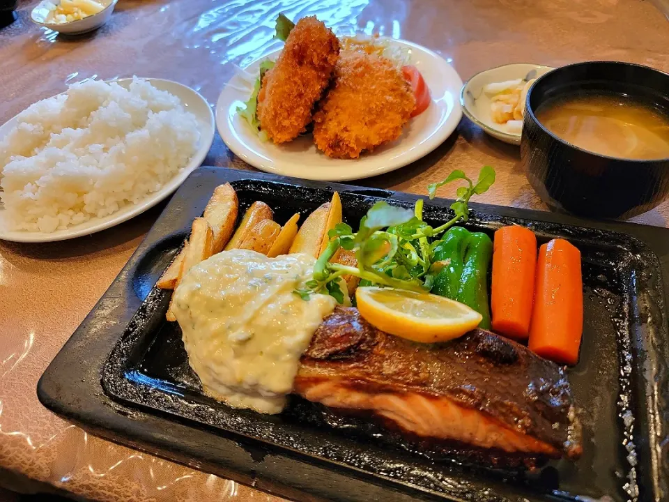 サーモンステーキ定食
フライ付き|mochapさん