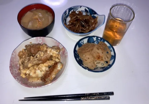 Snapdishの料理写真:作り置きで晩御飯(^^)☆れんこんのきんぴら☆カツとじ☆もやしの中華和え☆みそ汁（キャベツ、厚揚げ、エリンギ）今日はパパ弁撮影し忘れて投稿出来ず(T ^ T)今日は、新規の利用者様の訪問日。新規の訪問は、毎回ドキドキします。迷わずに行けるか。どんな方か、等。緊張して、新規初日は、気疲れで毎回グッタリ😭|Saharaさん