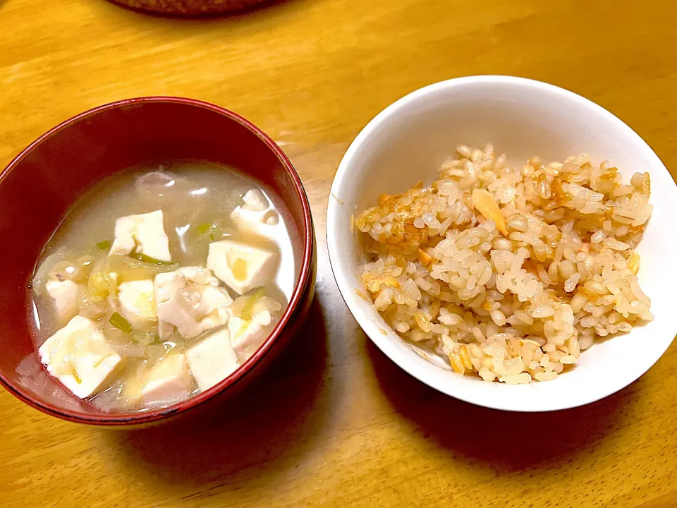 Snapdishの料理写真:鮭の炊き込みご飯と具だくさんのお味噌汁|ひよさん