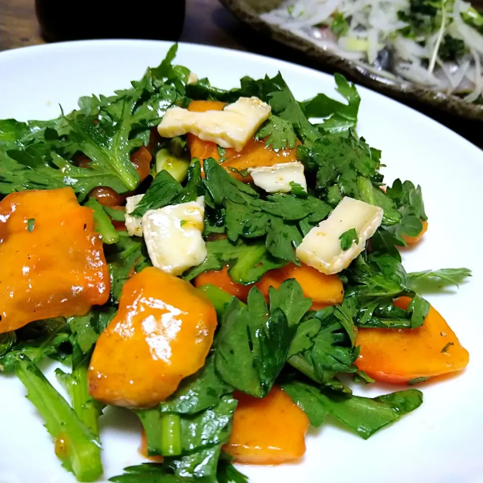 Snapdishの料理写真:柿と春菊のサラダ🥗|とまと🍅さん