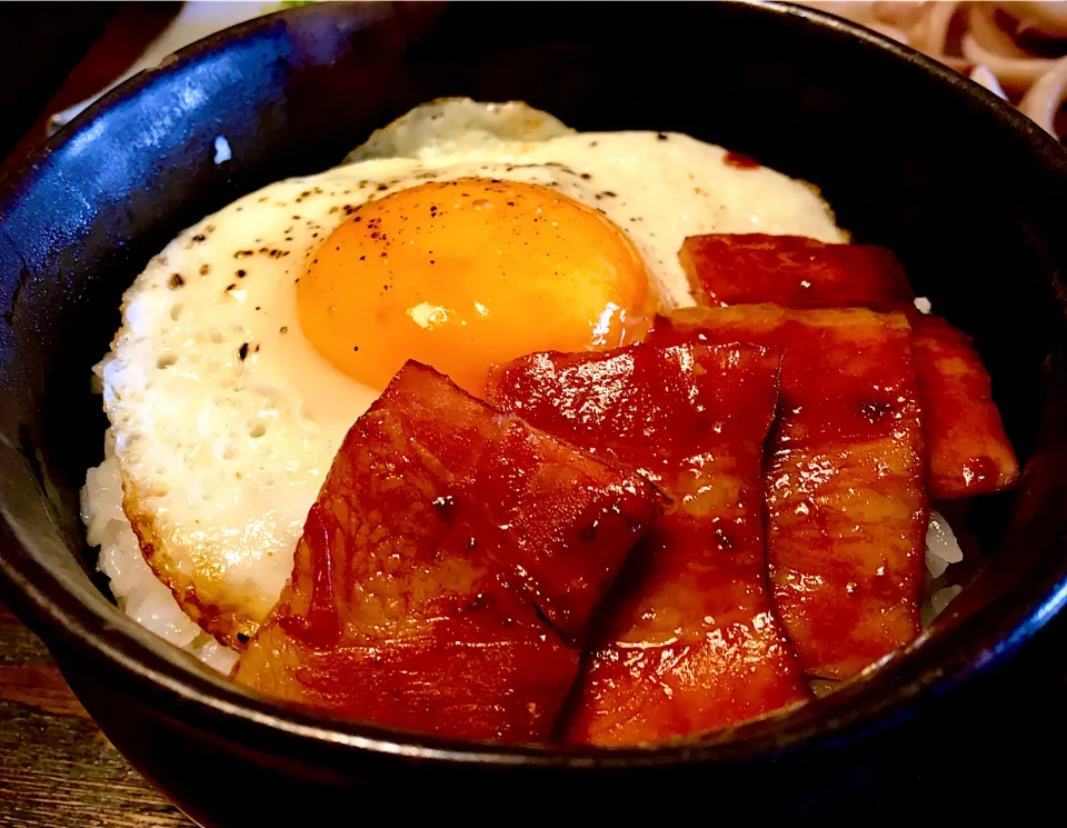 炊きたて新米で                                 「目玉焼き丼」|mottomoさん