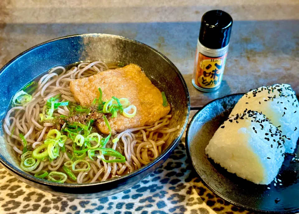 Snapdishの料理写真:🍜たぬき（大阪呼称）と🍙胡麻塩おにぎり|にゃあ（芸名）さん