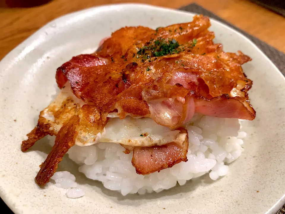 ベーコン卵のチーズ焼き丼|いちごさん