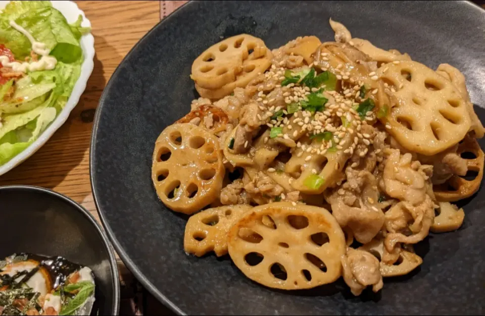 シャキシャキれんこんと豚肉の甘辛炒め|まみさん