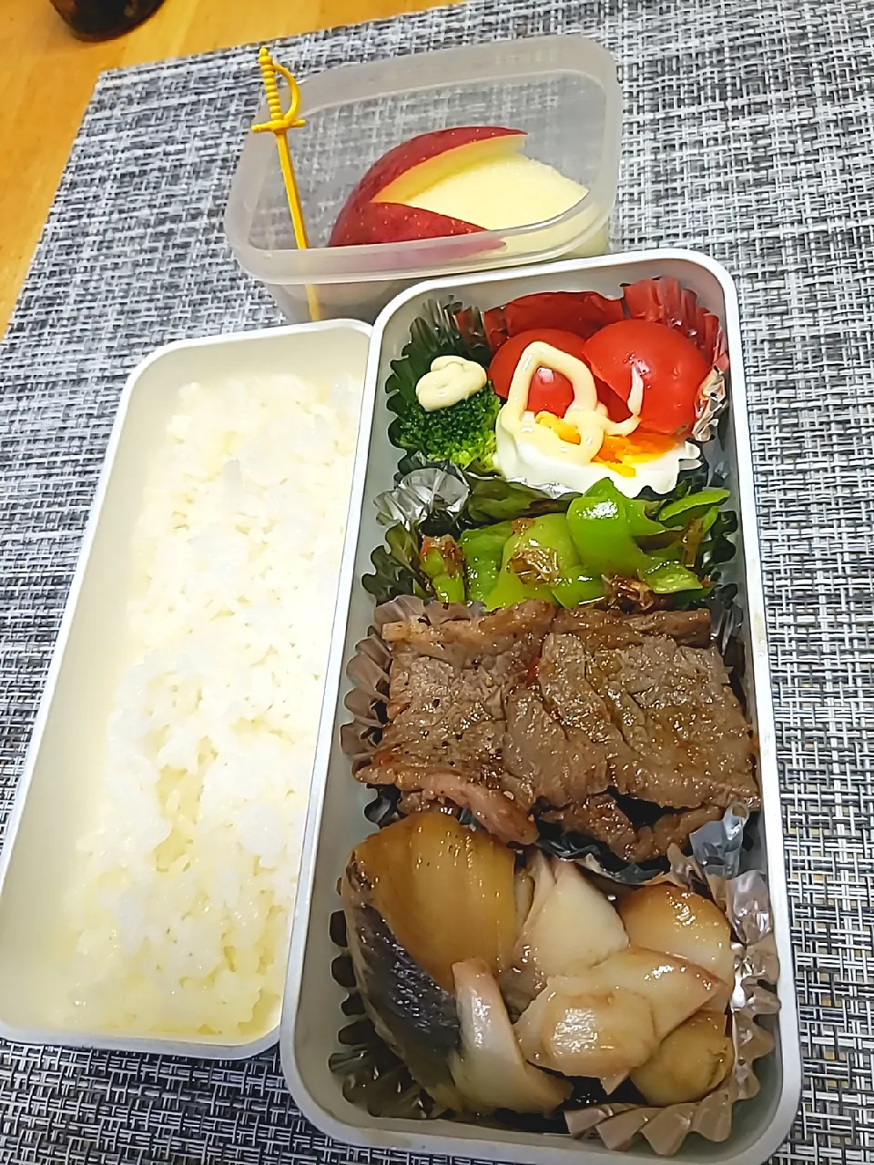 Snapdishの料理写真:銀ダラの煮付け、焼肉、福耳とうがらしの炒め物、ゆで卵、ブロッコリー、ミニトマト|清水愛情弁当さん