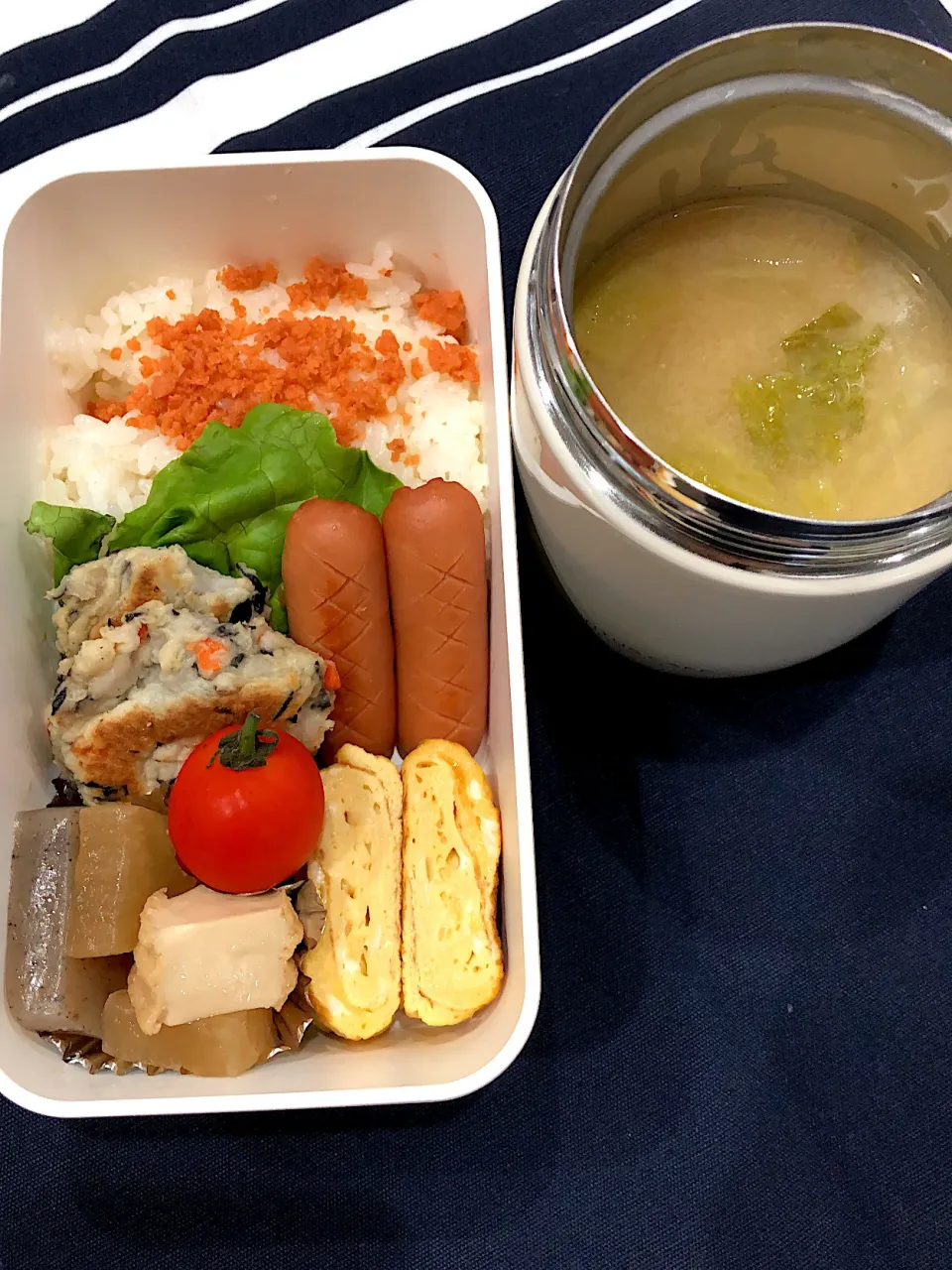 しゃけふりかけご飯、たまご焼き、ウインナー、里芋ハンバーグ、さつま揚げと大根の煮物、ミニトマト、白菜の味噌汁|きらきらさん