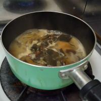 牡蠣しょうゆでピリ辛昆布の佃煮を作っているところです