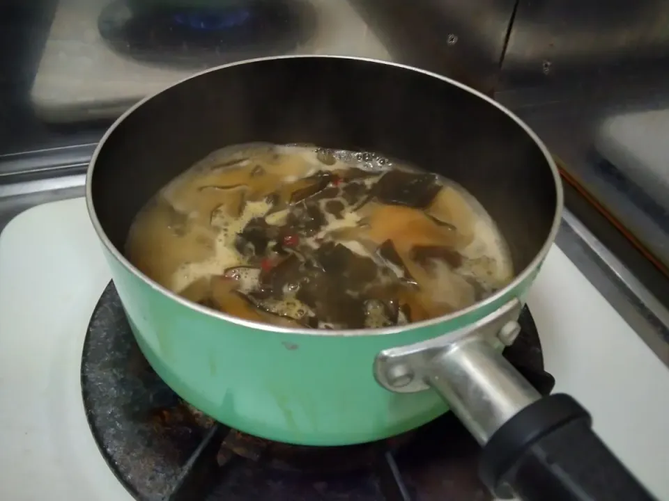 牡蠣しょうゆでピリ辛昆布の佃煮を作っているところです|にんにくと唐辛子が特に好き❤️(元シャリマー)さん