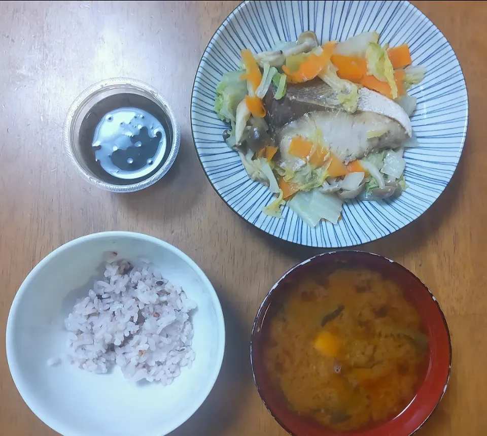 2022 1204　白菜と鰤の蒸し物　もずく　豆腐とわかめのお味噌汁|いもこ。さん