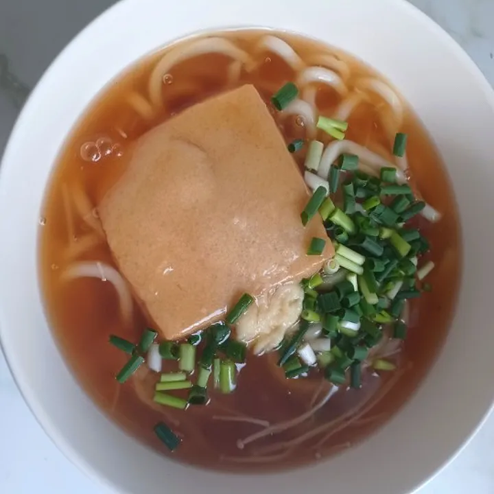 狸の宴シリーズ
寒く為った時にはコレ‼️
(*´▽｀)
餡掛け饂飩キツネ入り

狸特製の出汁を使用。
勿論、無化調 無添加。

[出汁]
北海道産昆布/鰹節/ムロアジ節/鰯煮干
酒/味醂/薄口醤油/粗塩/
[具材]
揚げ/擦り生姜/高知産パーシャルシール包装の奴ねぎ/えのき/|タヌキさん