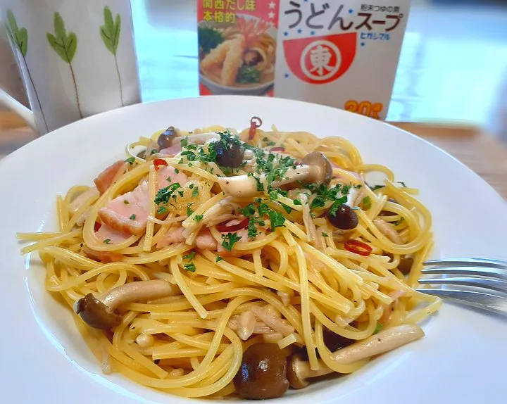 うどんスープの素で
　キノコのペペロンチーノ🍝|びせんさん