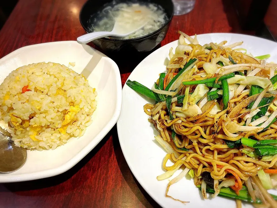 ソース焼きそばと半チャーハン ¥730|Blue Moon Caféさん