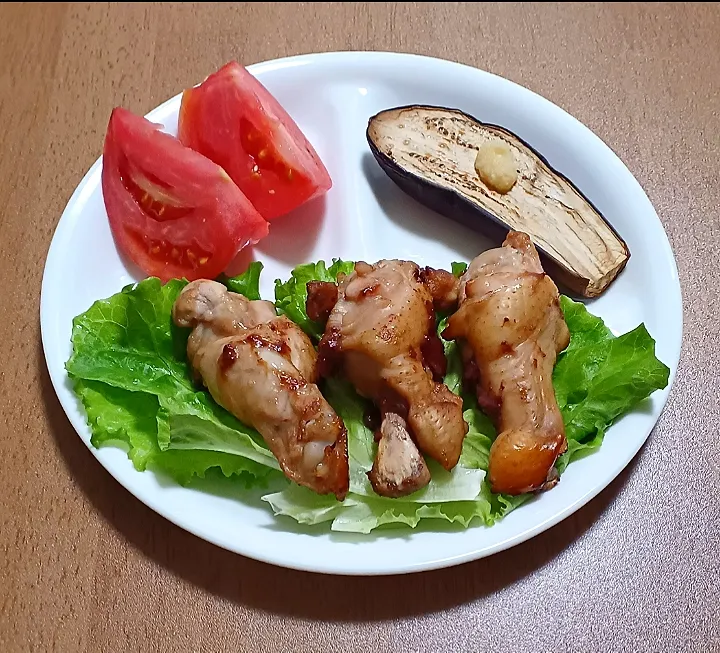 手羽元のベリー醤油焼き
焼きなす
トマト
ご飯🍚|ナナさん