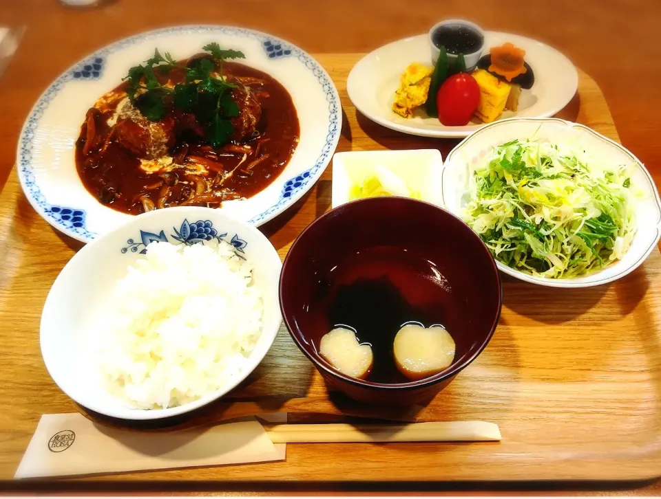 煮込みハンバーグ
サラダ
副菜
お済まし
ご飯
漬物|郁ちゃんさん