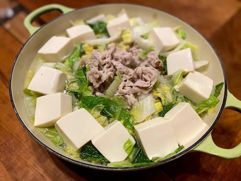 Snapdishの料理写真:香味ペーストでつくる豚肉と豆腐、白菜のニンニク塩鍋☺︎|まめすけ。さん