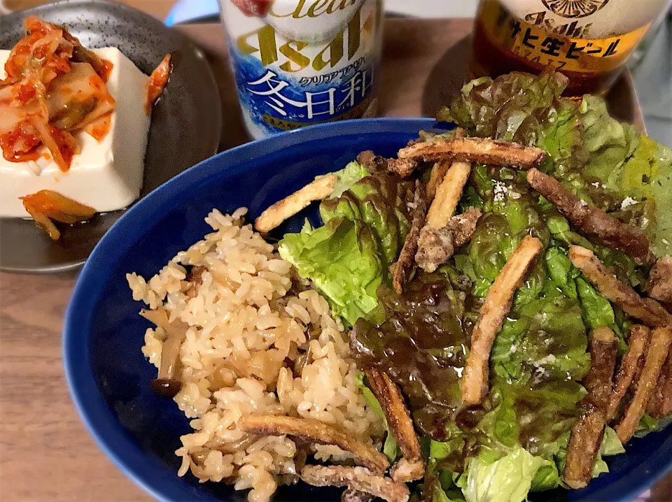 ごぼうときのこの混ぜご飯と揚げごぼうのサラダ🥗キムチ奴🍻|gunlove❤さん