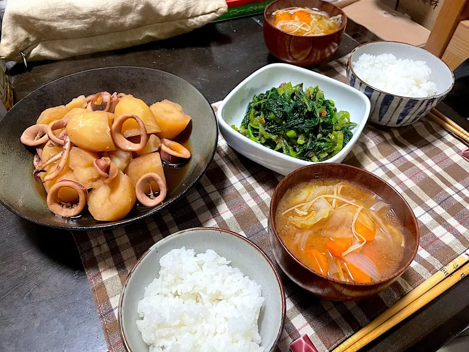 晩ごはん★イカとじゃがいもの煮物、かつお菜のおひたし|ハルさん