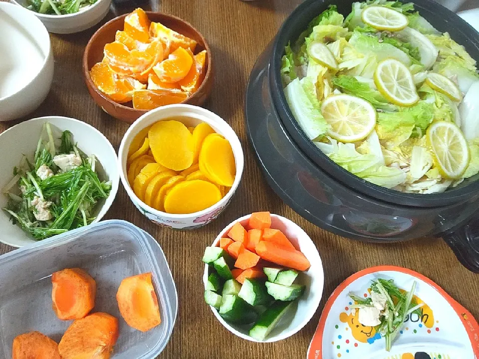 Snapdishの料理写真:レモンミルフィーユ鍋
沢庵
野菜スティック
水菜と豆腐のサラダ
紅まどんな
柿|尚さん