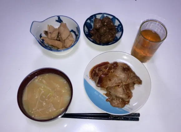 今日も作り置きで晩御飯。☆アブラカレイの煮物☆レバーのタレ焼き☆豚の生姜焼き☆みそ汁（キャベツ、えのき、揚げ）寒いー(´༎ຶོρ༎ຶོ`)|Saharaさん