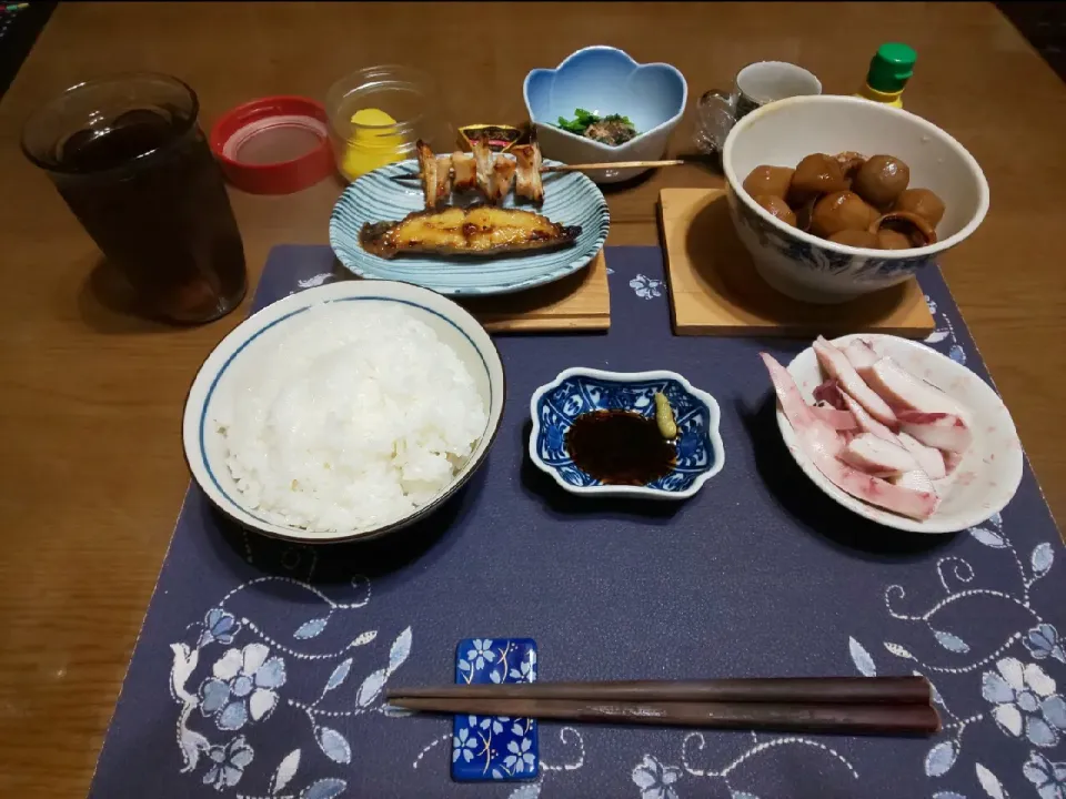 からすかれいの西京味噌焼き、鶏軟骨焼き鳥・塩、イカと里芋の煮付け(夕飯。お惣菜)|enarinさん