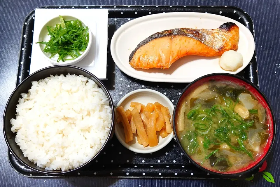 今日の朝ごはん（ごはんは千葉県産コシヒカリに焼魚（銀鮭）、納豆、玉ねぎと菊芋のみそ汁、割干大根漬）|Mars＠釜飯作り研究中さん