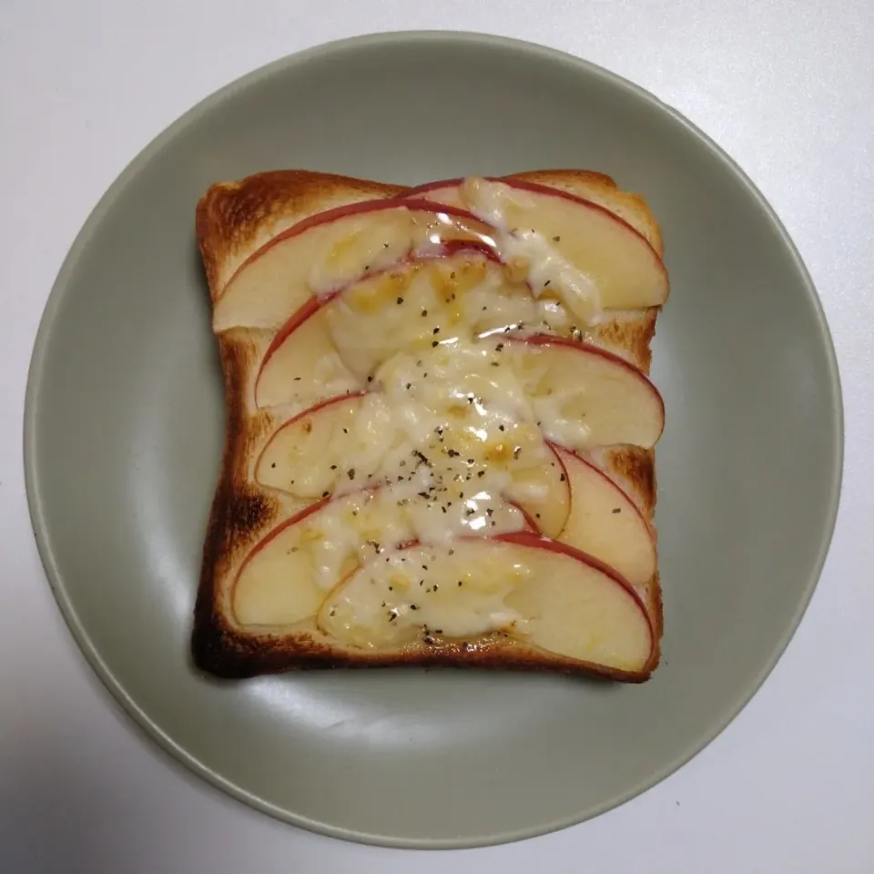 りんごのハニーチーズトースト|お食事パンさん