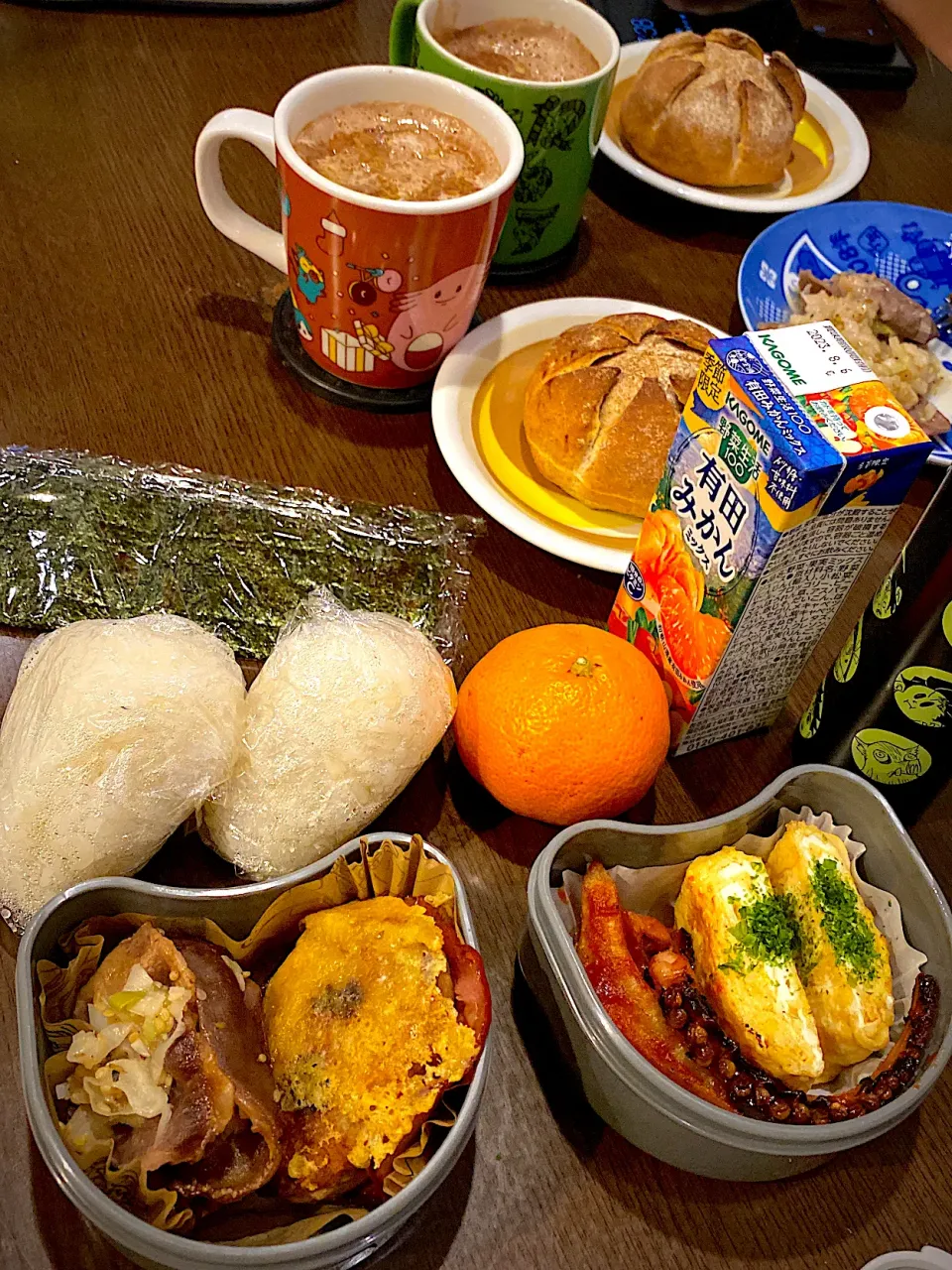 お弁当🍱　塩むすび　焼き海苔　出し巻き卵　青海苔　イカフライ　イカの生姜焼き　ハムチーズハンバーグ　ねぎ塩タン焼き　麦茶　有田みかん野菜ジュース　みかん　ウインナーコーヒー　チョコホイップ　蜂蜜　胡桃　セーグルカマンライ麦ブレッド|ch＊K*∀o(^^*)♪さん