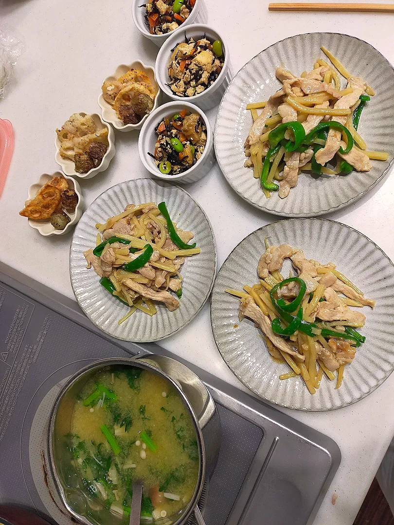 青椒肉絲
ひじきと豆腐の炒め煮
れんこんとごぼうの唐揚げ
春菊とえのきの味噌汁|羊さんさん