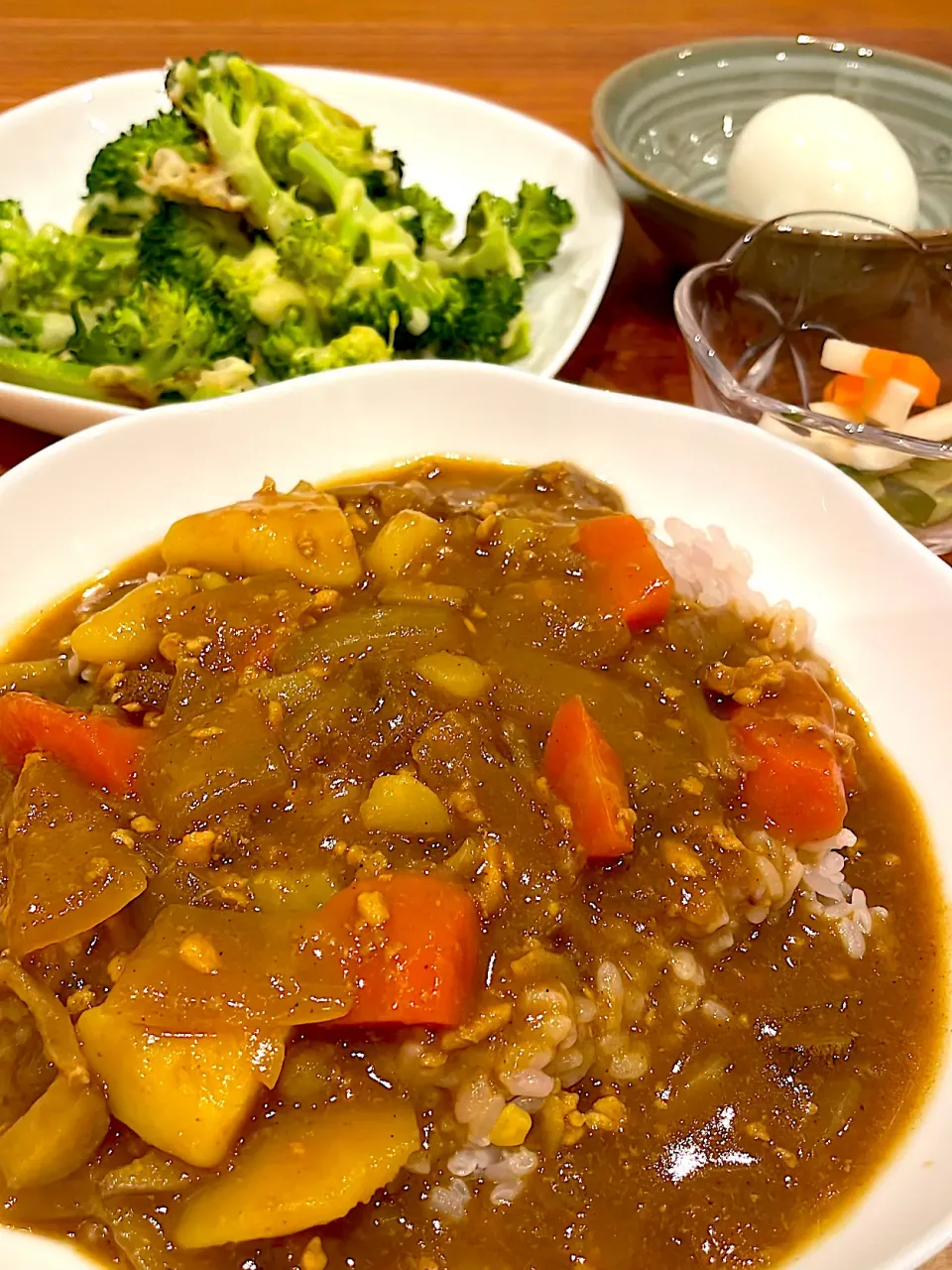 ごぼうカレー　チーズブロッコリー　ピクルス　ゆで卵|とゆあさん