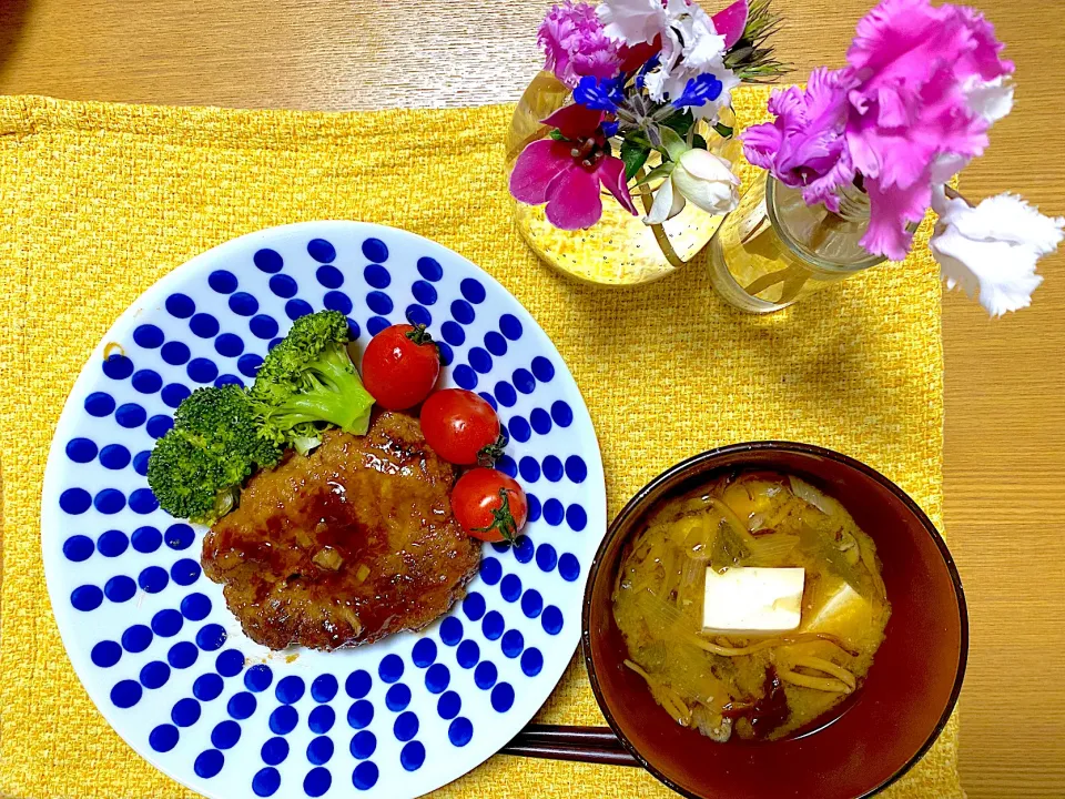 まりえごはんさんのレシピ🍚レンジでハンバーグ🍅|1614さん