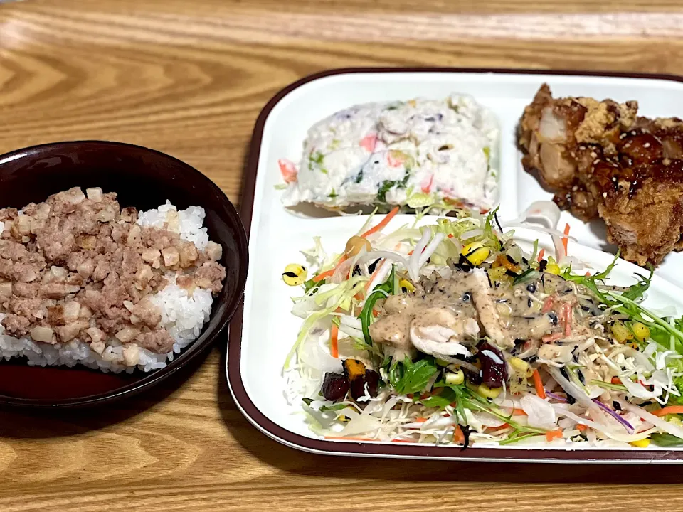 ☆コンビーフハッシュライス ☆鶏の竜田揚げ ☆ポテトサラダ ☆サラダ|まぁたんさん