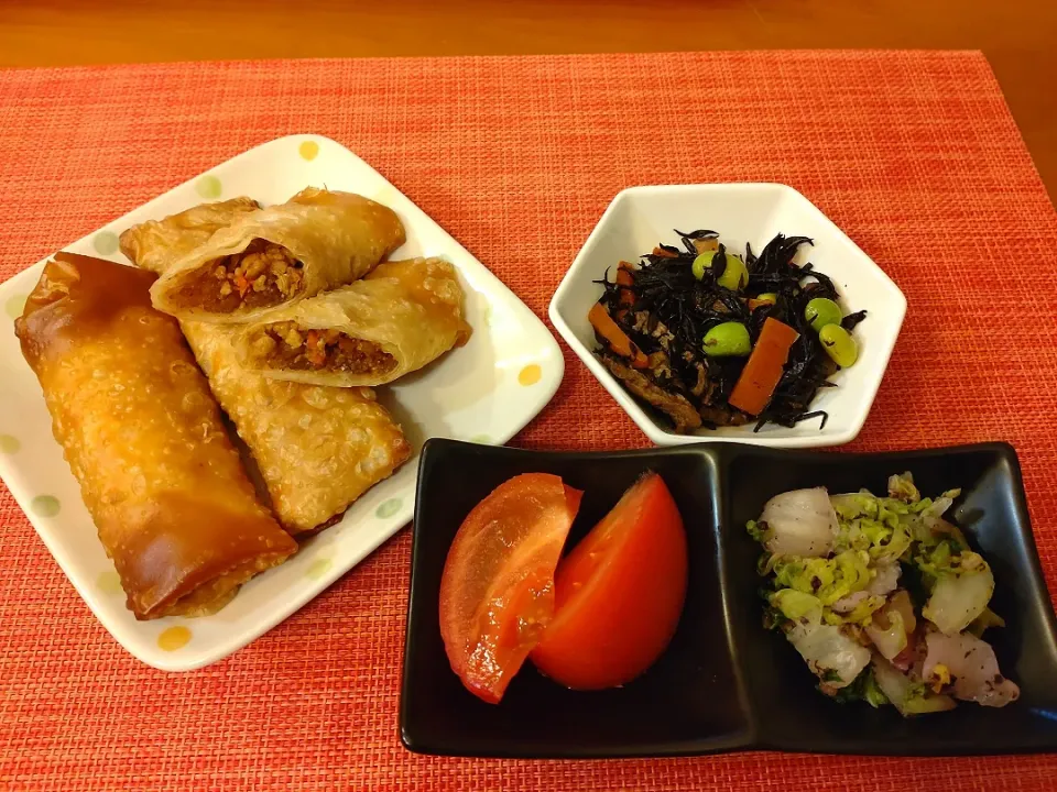 Snapdishの料理写真:☆春巻き
☆ひじき煮
☆白菜ゆかり和え
☆トマト🍅|chikakoさん