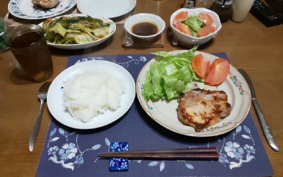 Snapdishの料理写真:ポークソテーと野菜炒め(夕飯)|enarinさん