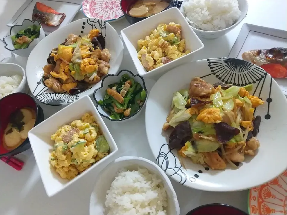 夕食(*^^*)
鶏肉と卵の野菜炒め(キャベツ、キクラゲ、もやし)
焼鮭
小松菜と油揚げの炒め煮
マカロニサラダ
お味噌汁(お麩、ワカメ)|プリン☆さん